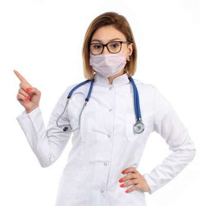 opt uma vista frontal jovem medica em traje medico branco com estetoscopio usando mascara protetora branca sobre o branco 140725 16556 edited